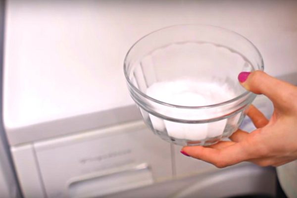 То, что она засыпала в стиральную машинку, вернуло простыням первозданную белизну!