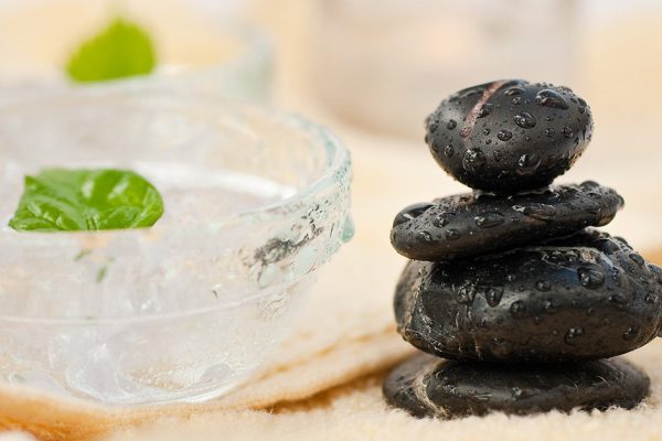 Искусство украшать интерьер обычными камнями