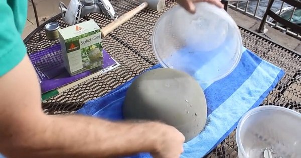 Зачем заливать цемент в миску и что из этого выйдет