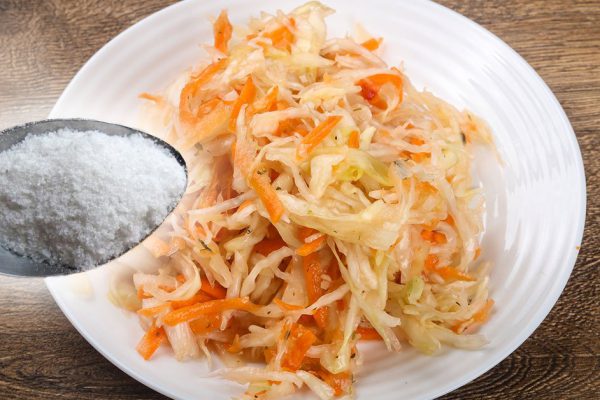 Добавка при квашении капусты на растущую Луну, которая делает блюдо особенно сочным