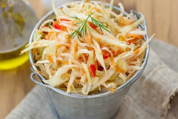 В Канаде готовят лучший капустный салат на свете, в 100 раз круче квашеной капусты