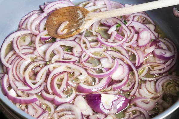 Чтобы сделать мясо или котлеты в сто раз вкуснее, просто карамелизирую лук