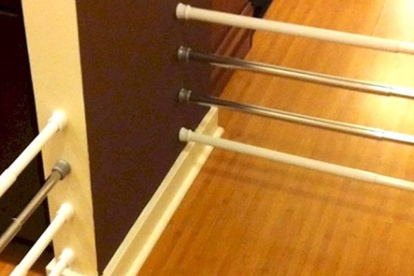 Он купил несколько карнизов и повесил их на кухне. Практичнее идеи не встречал!