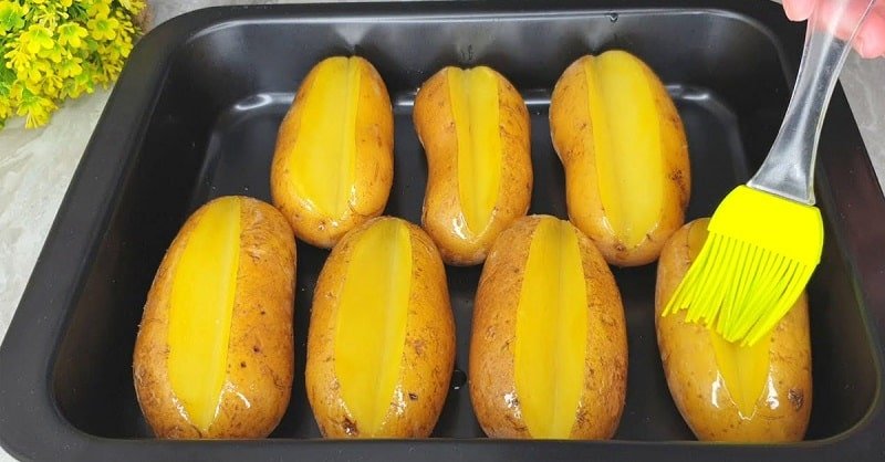 картофель на противне