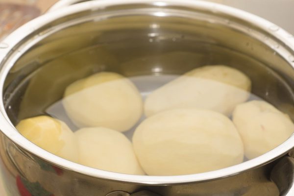 Что будет, если замочить картофель в соленой ледяной воде перед готовкой блюда