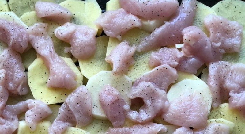 Как приготовить картофель с овощами в духовке