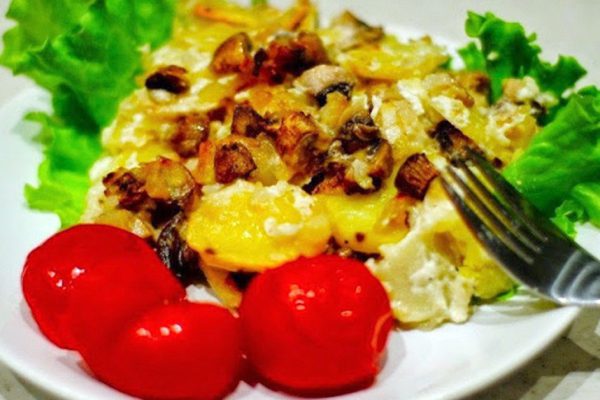 Сытный ужин без особых усилий — запеченная картошка с грибами.