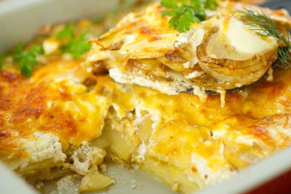 Картофельный гратен в молоке с сыром