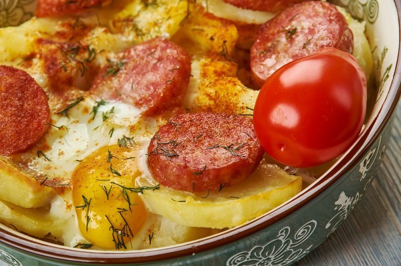 Рецепт приготовления картофельной запеканки с копчеными колбасками без рубрики