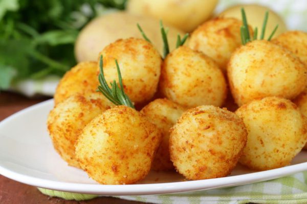 Рецепт картофельных шариков с сосиской внутри