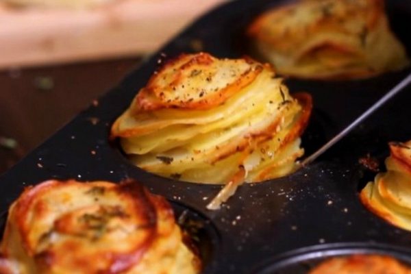 Подруга поделилась новым рецептом… Теперь готовлю картофель только так!