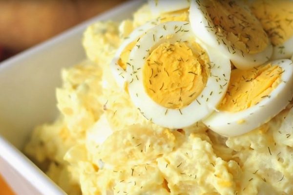 Бесподобно вкусный салат из картофеля, который с легкостью может заменить сытный ужин!