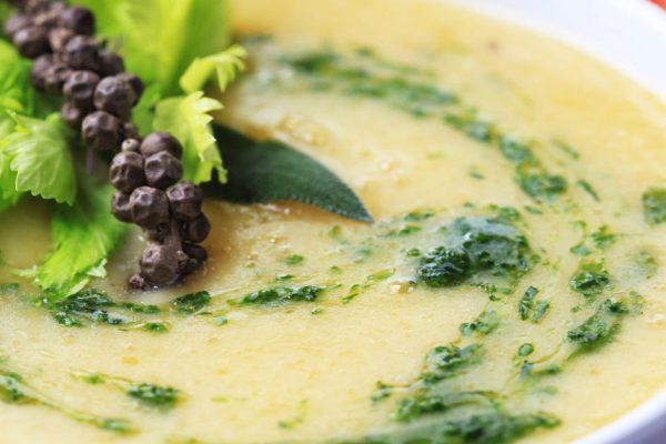 Тарелку какого супа супруг съедает прямо с плиты и умоляет дать еще