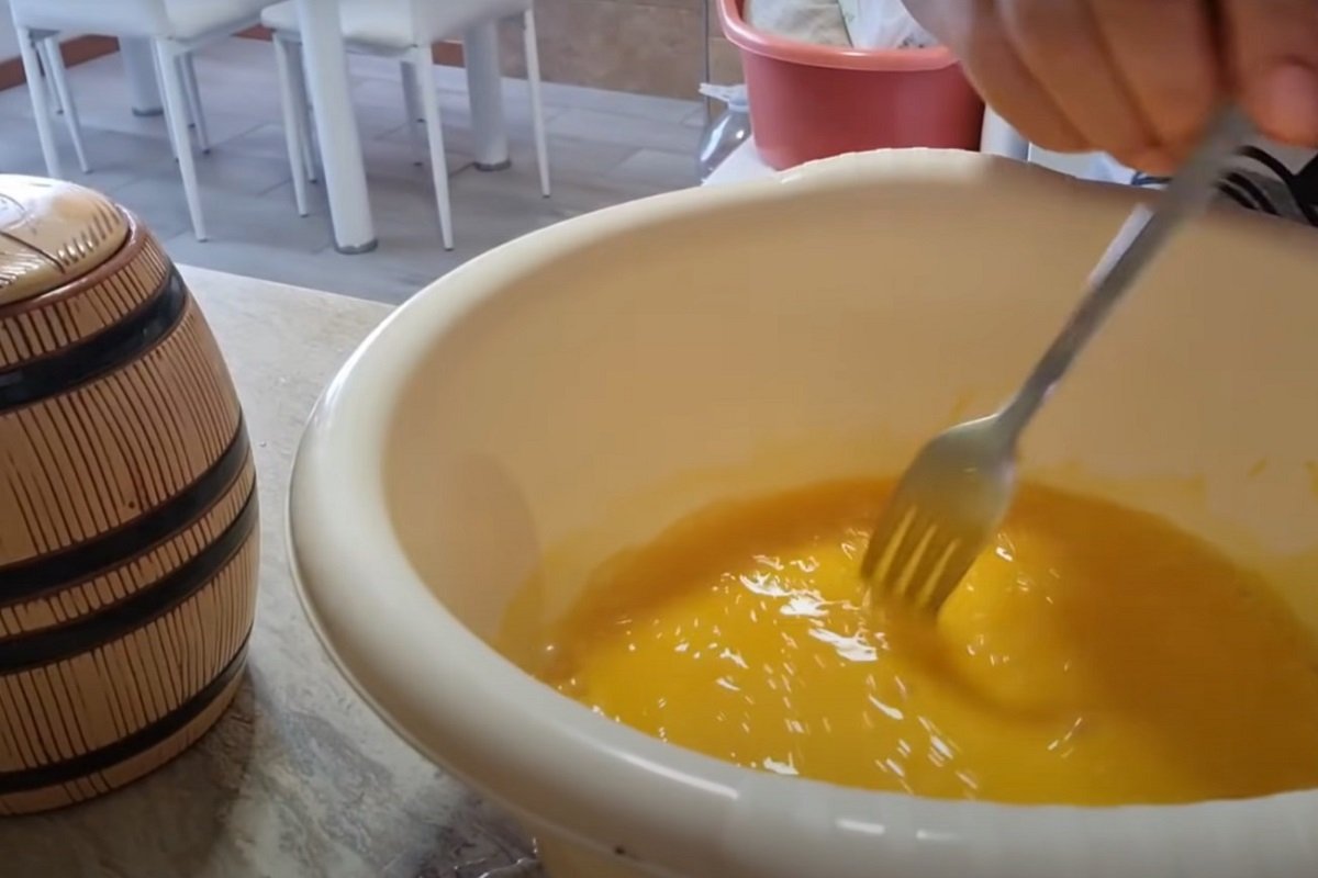 картошка с яйцами на сковороде