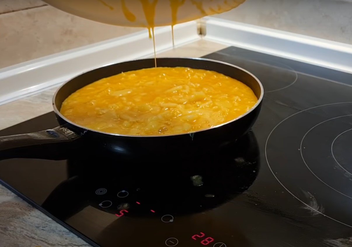 Можно ли приготовить что-то особенное из двух картошин и трех яиц Кулинария,Закуска,Картофель,Масло,Яйца