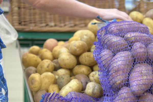 Есть ли смысл спасать картошку, которая замерзла на балконе, и как это сделать