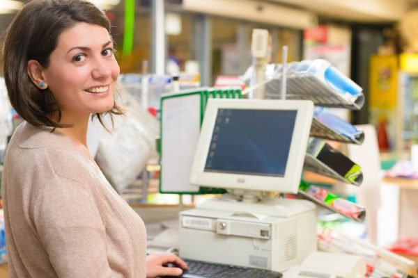 Никогда не бери из рук кассира в магазине это, иначе можно принести в дом беду