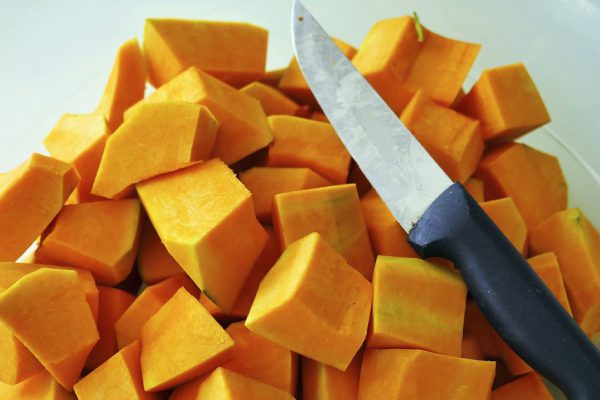 Бабушка ждала меня на лавочке под музыкальной школой с тыквенным кексом в судочке