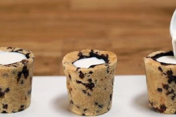 Она замесила тесто и приготовила сдобные кексы. Так вот зачем нужны эти углубления внутри!