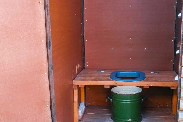 Свекровь просит переехать к ним, а там выгребная яма, я отказываюсь