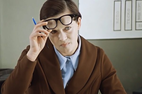 Внук озадачен после просмотра «Служебного романа», просит объяснить, что значит выражение «перелицевать пальто»