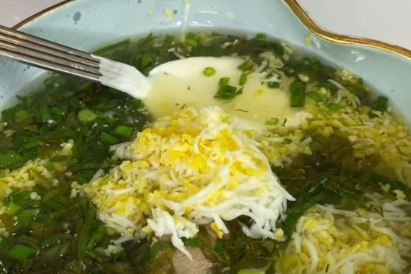 Как только на грядке вырастал щавель, бабуля варила зеленый борщ, до сих пор помню его вкус