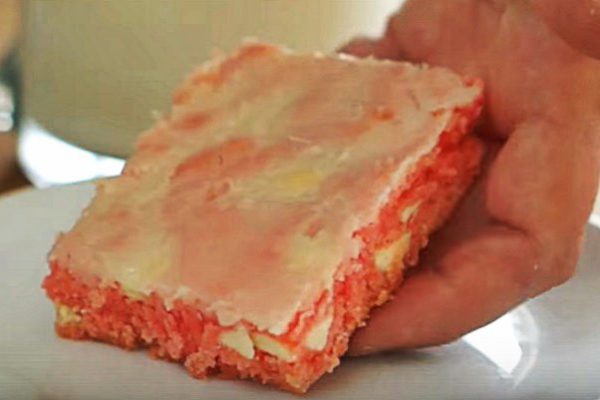 Простой рецепт клубничного брауни. Потрясающее лакомство всего за полчаса!