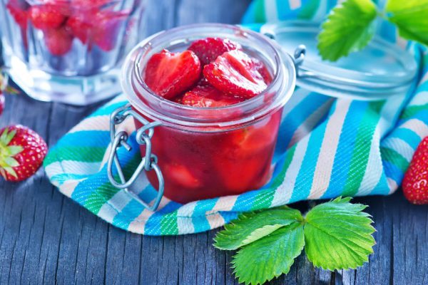 Способ консервации клубники с цельными ягодами