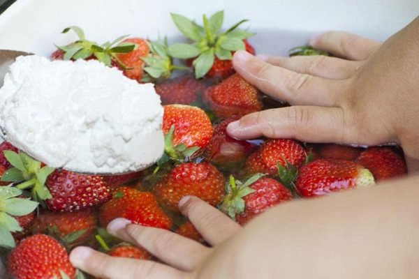 Почему клубнику всегда нужно мыть с содой и какая от этого польза