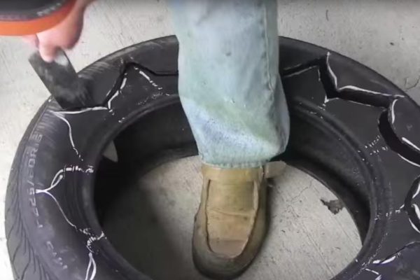 Мужчина порезал старую шину и вывернул ее наизнанку. Результат радует глаз!
