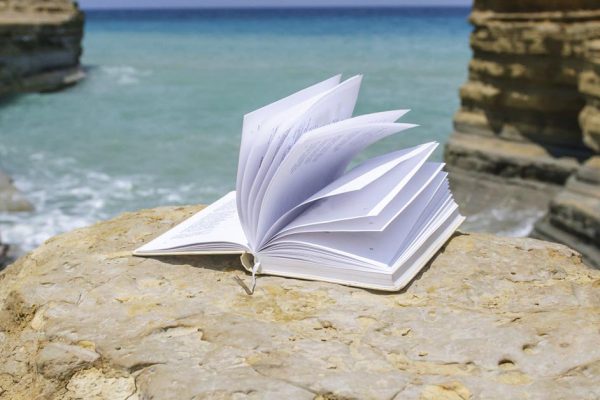 Супруг смеется, что я до сих пор читаю бумажные книги и беру их в отпуск на море