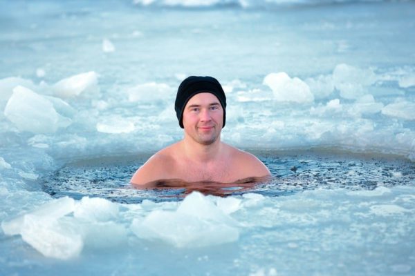 Кому строго запрещено купаться в проруби, даже если не терпится смыть все грехи