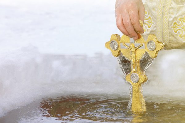 Когда набирать крещенскую воду, чтобы она обладала наибольшей силой, и чем она отличается от обычной святой воды