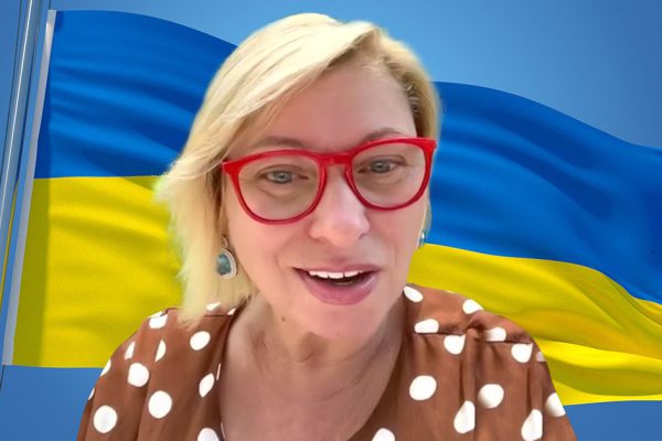 Когда наступит мир, по мнению лучезарной Анжелы Перл