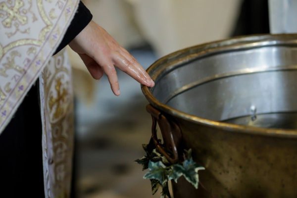 Знакомая прихожанка принесла баночку святой воды и объяснила, для чего она необходима в доме