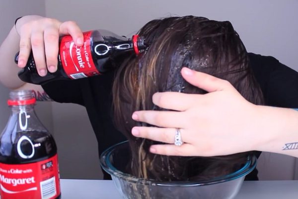 Она вылила на голову 2 литра обычной «Кока-Колы». То, что произошло потом, повергнет тебя в восторг!