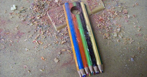 До этого парня никто не делал из цветных карандашей ТАКОЕ. Гениально!