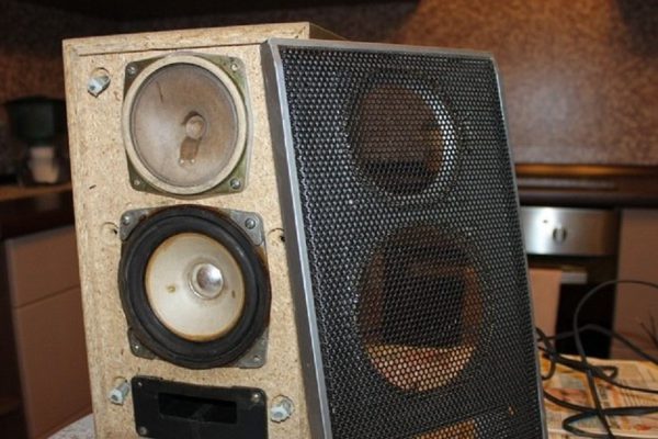 Мужчина купил пару дешевых колонок и превратил их в нечто изумительное!