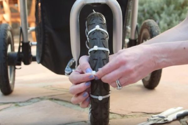 Прицепив пластиковую петельку на колесо, она решила проблему, с которой знакомы все родители!