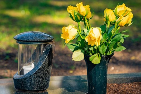 Новопреставленному не понравится, если ты принесешь эти цветы на мрачную плиту