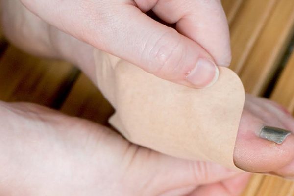 Она замотала ногу пластырем на всю ночь. Вот что женщина увидела утром, сняв повязку…