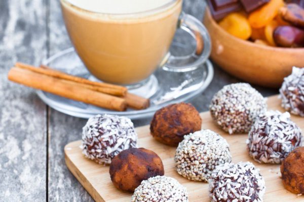 Зачем нужна палочка в упаковке с финиками и как сделать конфеты из фиников