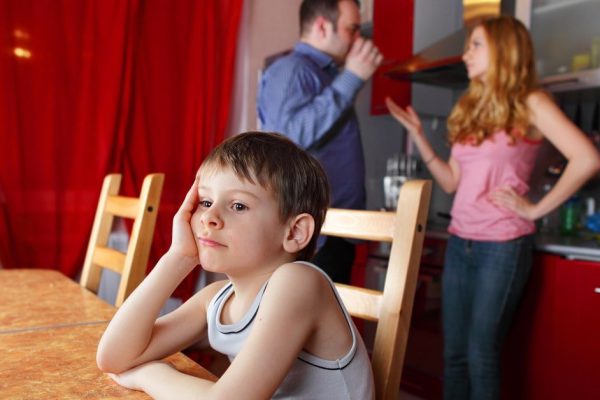 Почему родителям не стоит выяснять отношения при ребенке