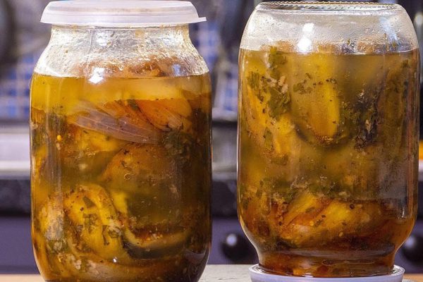 Шеф-повар консервирует баклажаны с мятой, подсмотрел способ у сицилийских хозяек