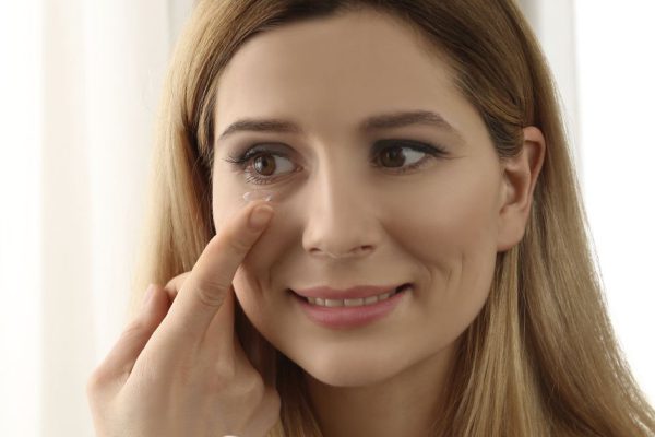 С пятого класса ношу контактные линзы для глаз, делюсь наблюдениями, чего нельзя делать