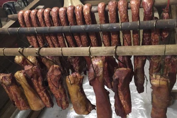 Дедушка всегда сам коптил сало в нашей бане, продолжаем традицию