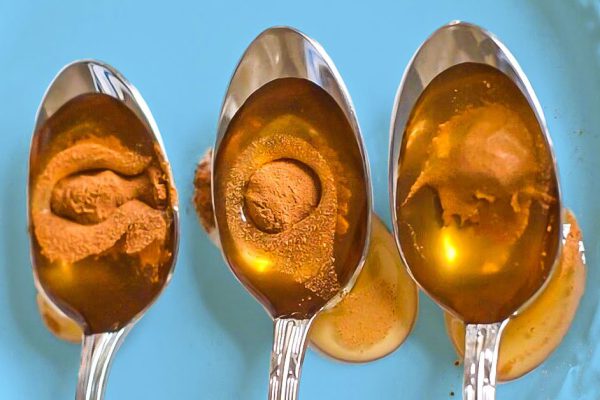 Зачем зрелым дамам нужно употреблять корицу с мёдом каждый вечер перед сном