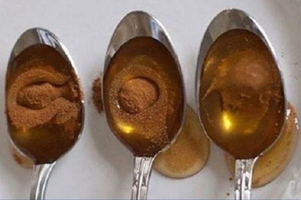 Эта зрелая женщина каждое утро съедает ложку мёда с корицей… Результаты действительно поразительные!