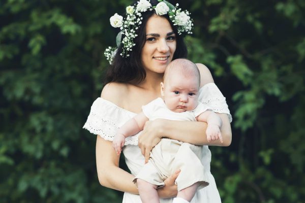 Эпизод, в котором молодая мама выходит замуж с грудным ребенком на руках