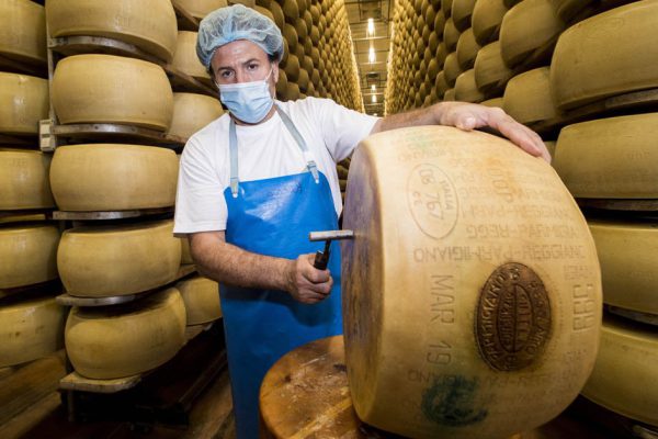 Почему «короля итальянских сыров» уносят с прилавков, хотя он стоит бешеных денег